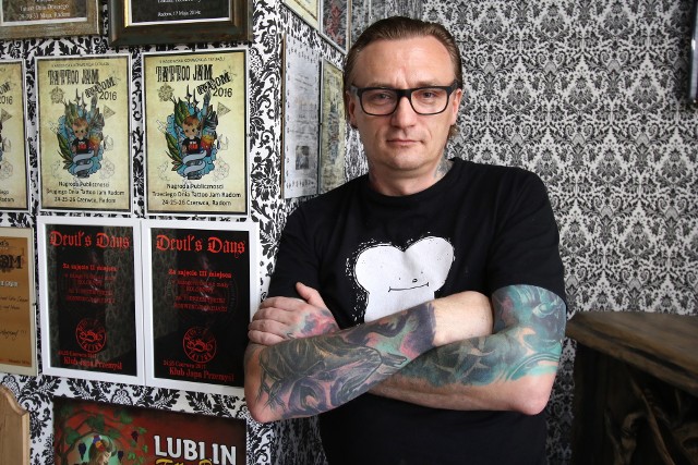 Krzysztof Aniołek organizator wydarzenia i właściciel  kieleckiego studia tatuażu „Children of the Grave”.