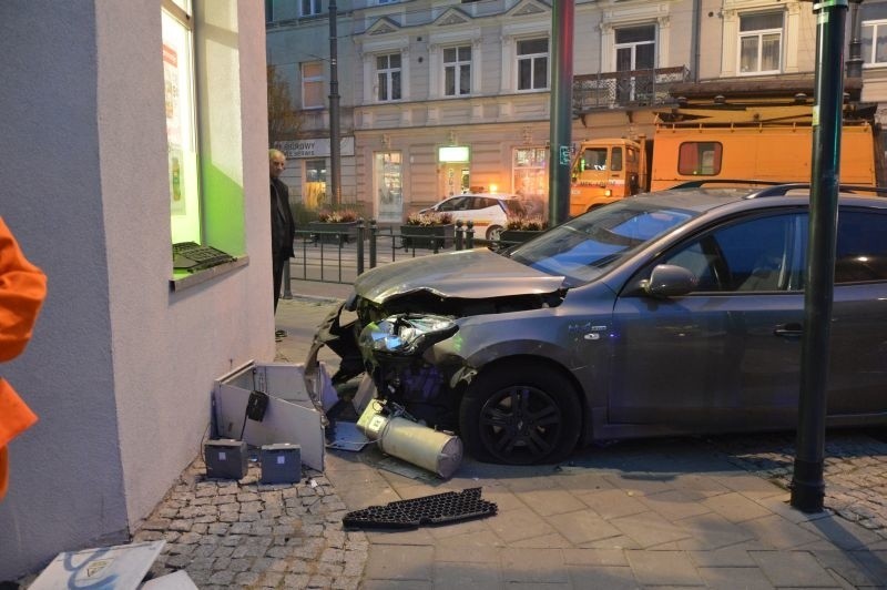 Wypadek u zbiegu ul. Kopernika i ul. Żeromskiego. Samochód uderzył w kamienicę [zdjęcia]
