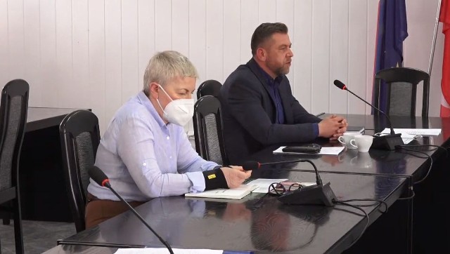 Na różnicę między zarobkami burmistrza Świdwina Piotra Felińskiego i jego zastępczyni Beaty Ociepy zwrócił uwagę radny Piotr Szyposzyński.