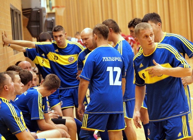 Piłkarze Akropolu Team doznali pierwszej porażki w tym sezonie. Zatrzymał ich aktualny wicemistrz.