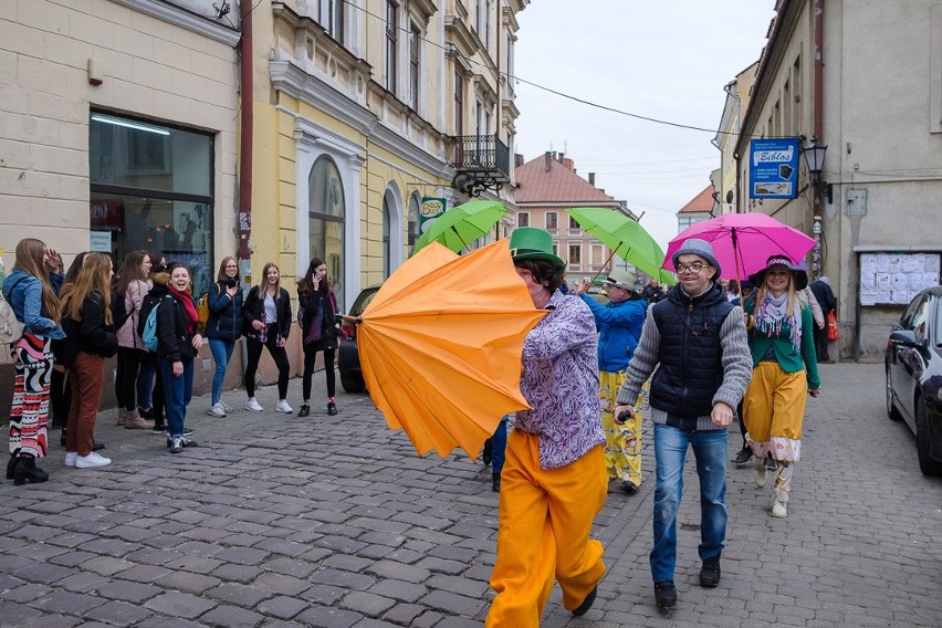 Tarnów. Happening pt. „Pranie sztuki po zimie” [ZDJĘCIA]