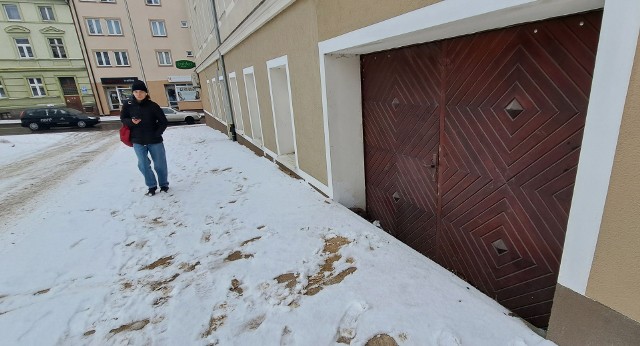 Nowy chodnik na placu Kilińskiego w Koszalinie sięgnął niemal okien mieszkań znajdujących się na parterze stojącej tu kamienicy. W bramie pojawił się stopień, który ma pół metra wysokości.
