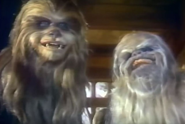 „The Star Wars Holiday Special” (1978)Produkcja, która powstała niemal natychmiastowo po odniesieniu przez „Nową nadzieję” sukcesu. Obraz został wyemitowany w telewizji wyłącznie trzy razy – po raz pierwszy w listopadzie 1978 roku na antenie amerykańskiej telewizji CBS, a następnie pokazała go jedna ze stacji holenderskich oraz australijskich. Emisja nigdy nie została powtórzona i George Lucas, który de facto nie brał udziału przy powstawaniu tej produkcji, zapewne wiele by dał, aby widzowie o niej zapomnieli, ale dzięki odtwarzaczom VHS (i późniejszej konwersji do wersji cyfrowej) ten niechlubny tytuł funkcjonuje do dzisiaj.fot. kadr z youtube.com