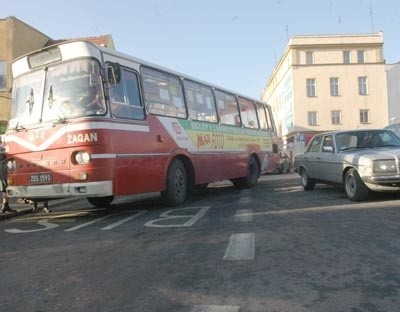 Często autobusy MZK na placu Slowiańskim są zastawiane przez auta parkujące niezgodnie z prawem.