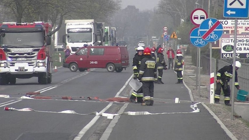 Kalisz: Wypadek ciężarówki z gazem. Droga zablokowana