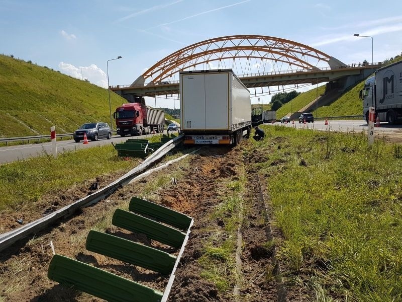 Ciężarówka uderzyła w barierki na autostradzie A1