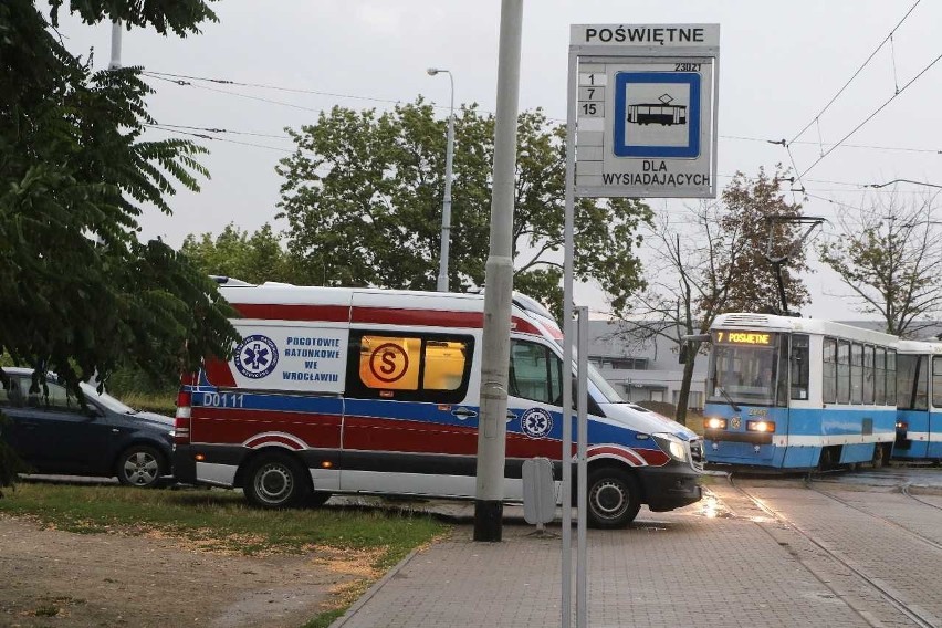 Kobieta podpaliła się na pętli tramwajowej we Wrocławiu. Ciężko ranna trafiła do szpitala