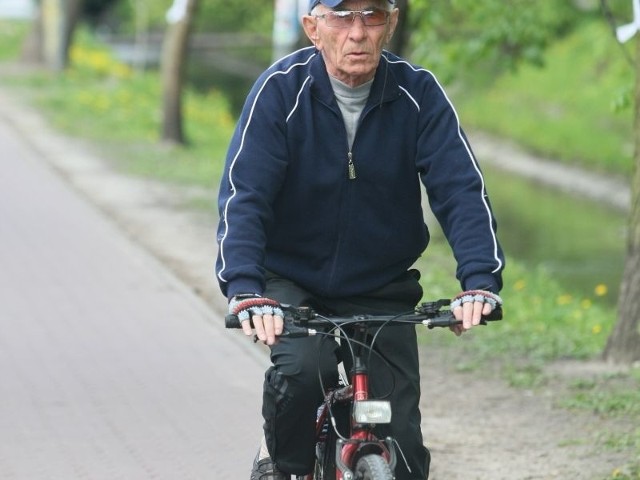 Józef Lanuszek z Kielc, pokonujący rowerem 15-20 kilometrów dziennie, ocenia pozytywnie nowe przepisy. Ale uważa, że mamy zbyt skromną sieć ścieżek rowerowych.