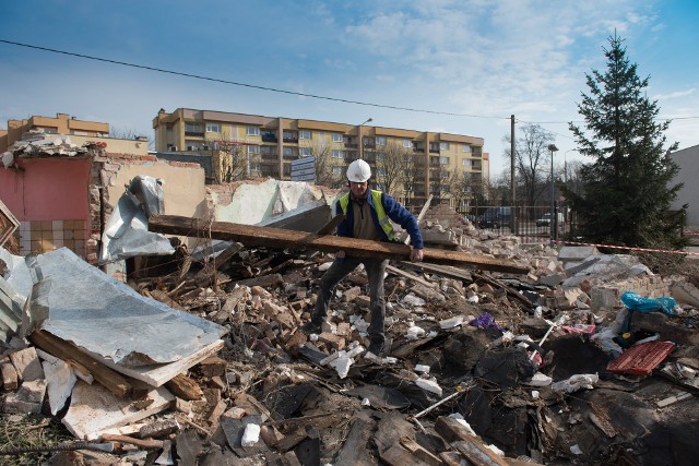 Przy Szosie Chełmińskiej trwają wyburzenia pod przyszłą Trasę Staromostową. Docelowo zniknie trzynaście budynków, które stoją w miejscu planowanej drogi. Wcześniej przeprowadzona została tu wycinka drzew