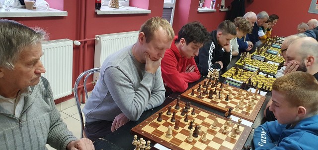 Na niedawnym turnieju szachowym w Przysusze  rywalizowali zapaleńcy królewskiej gry.