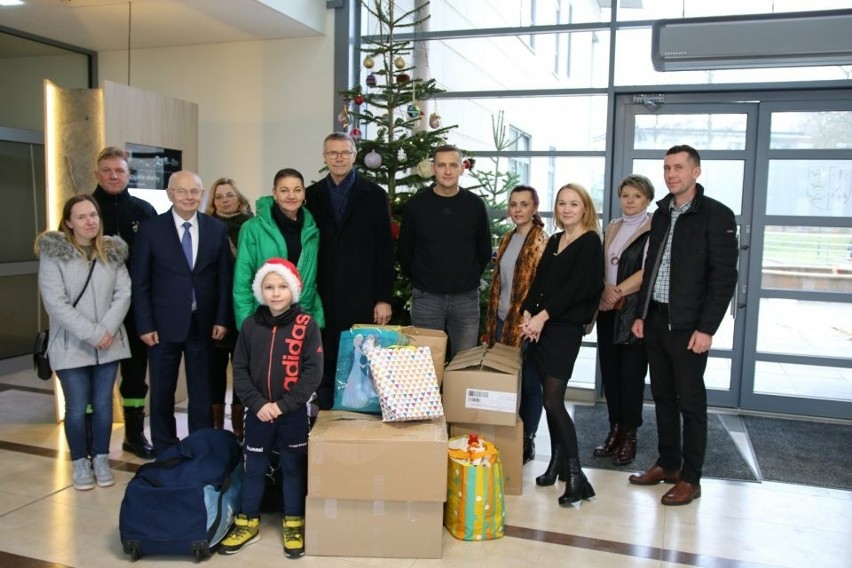 "Paczka na Święta" w Morawicy spełniła marzenia potrzebujących. Prezenty otrzymało 7 rodzin