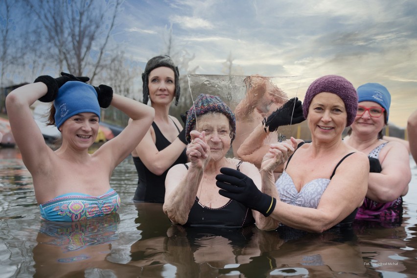Najstarsza "foczka" w Polsce obchodziła 93. urodziny w lodowatej wodzie. Seniorka regularnie bierze lodowate kąpiele z Morsami z Dębowej