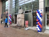 Kolejne apele o przeniesienie pomnika Eugeniusza Kwiatkowskiego w Gdyni. "Dziś jest strażnikiem centrum handlowego i odźwiernym pizzerii" 