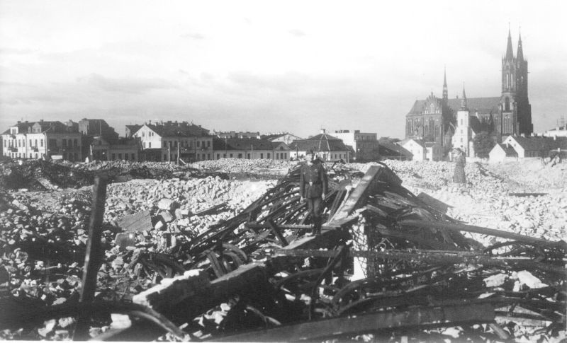 Bialystok, 1942 rok. Zolnierz Wehrmachtu na tle ruin centrum...
