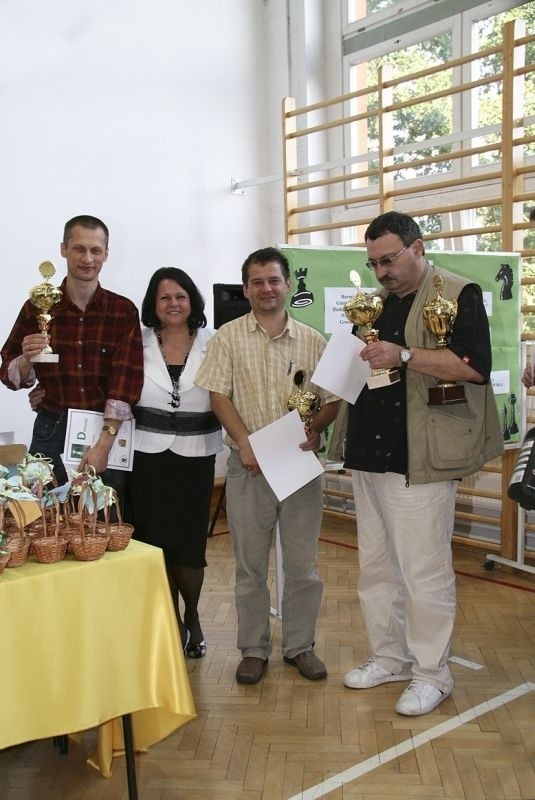 Zwycięzcy w grupie A, od prawej Vladimir Melaniuk, Michaił Kozakov oraz Vitali Koziak w towarzystwie Danuty Kacprzyk, córki patrona memoriału