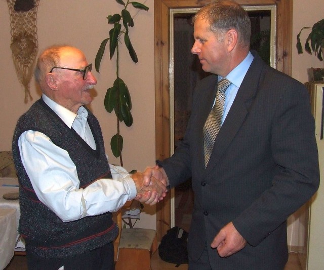 Zdjęcie sprzed dwóch lat, kiedy gratulacje Bronisławowi Ryczce składał burmistrz Ulanowa Stanisław Garbacz.