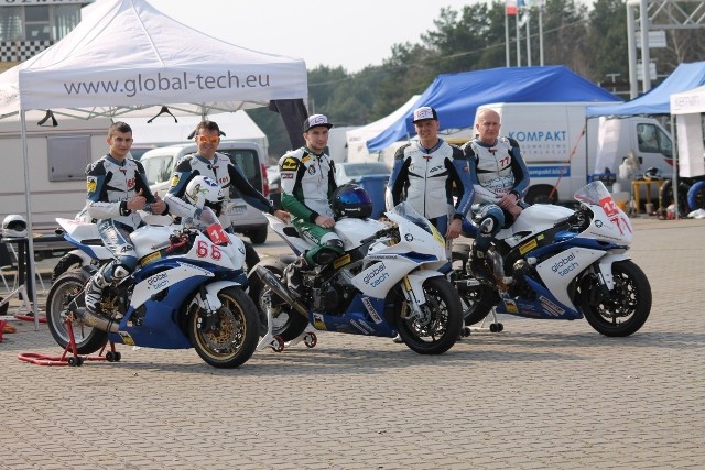 Od lewej - Przemek Krajewski Piotr Surowiec Adrian Pasek Beniamin Bednarski Darek Orłowski Fot:Global-tech Racing