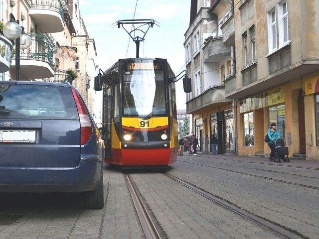 Tak zaparkowany samochód na dobre trzy minuty zatrzymał wczoraj przez południem tramwaj jadący na próby nowego torowiska