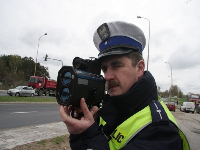 Dariusz Kocur sprawdza prędkość kierowców za pomocą laserowego radaru. - To niezwykle dokładne urządzenie - mówi policjant.