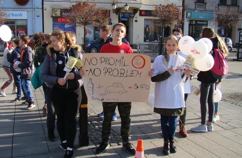 Oświęcim. Wielka akcja przeciw nietrzeźwym kierowcom "No Promil - No Problem". W happeningu na Rynku wzięło udział kilkuset uczniów ZDJĘCIA