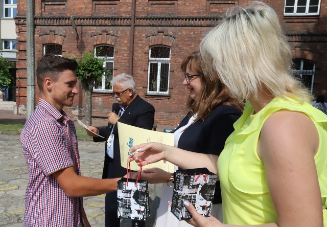 Zakończenie nauki w Zespole Szkół Samochodowych w Radomiu, gratulacje uczniom składa dyr. Anna Stańczyk.