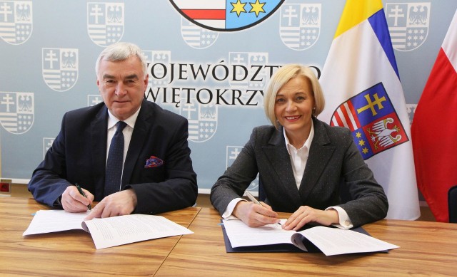 Umowy podpisywali Andrzej Bętkowski marszałek województwa i Renata Janik wicemarszałek