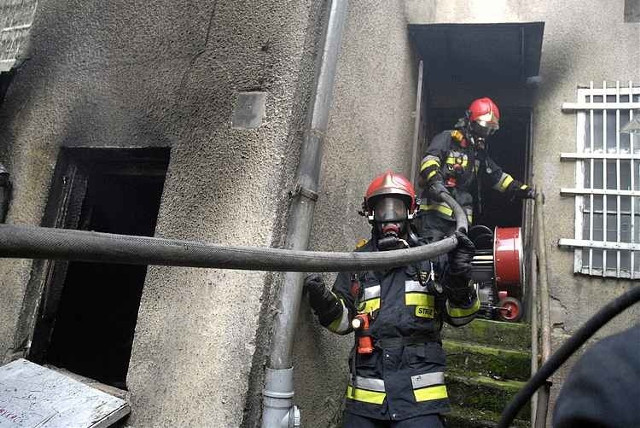 Straż pożarna ewakuowała 20 osób.