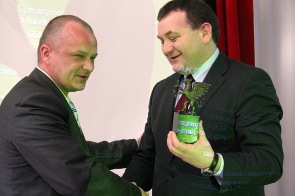 Burmistrz Paweł Wolicki (z lewej) podziękował w imieniu dębiczan wiceministrowi Stanisławowi Gawłowskiemu za 17,5 mln zł dofinansowania. W dowód wdzięczności wręczył mu statuetkę dębickiego Gryfa