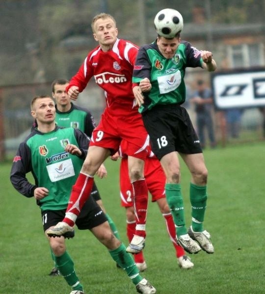 Piłkarze Stali Stalowa Wola (od lewej Daniel Treściński, Krzysztof Trela, Krystian Lebioda, Marcin Stańczyk, Paweł Szwajdych) przegrali z Dolcanem w Ząbkach, tracąc gole w końcówce spotkania.