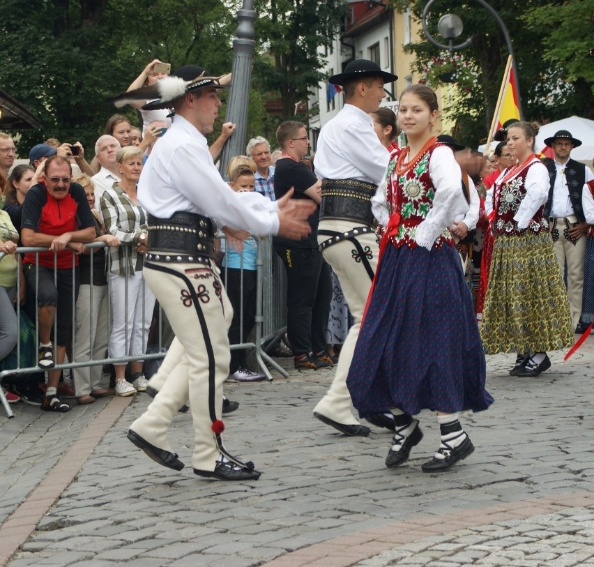 Zakopane. Zobacz jak górale z całego świata tańczą na ulicy [GALERIA]