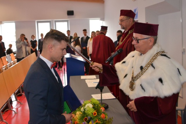 Immatrykulacji studentów I roku doknał rektor uczelni, doktor Tadeusz Dziekan.