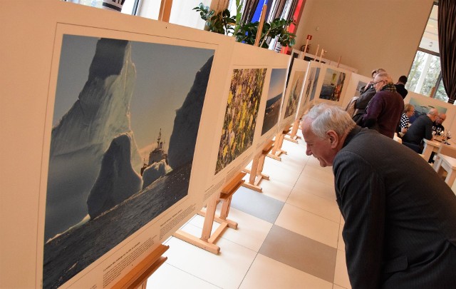 Przez najbliższe trzy tygodnie w Pijalni Wód-Palmiarni "Inowrocławianka" można oglądać wystawę 22 dużych fotografii, zatytułowaną "Kanadyjska Arktyka tętniąca życiem". Ekspozycja stworzona została w 2013 roku, kiedy to Kanada objęła na 2 lata przewodnictwo w Radzie Arktycznej. Zdjęcia prezentują przyrodę, zjawiska naturalne (zorza polarna), a także ludzi. Nie brakuje tam polskiego wątku - grupy spadochroniarzy z 6. Brygady Powietrzno-Desantowej, którzy przez trzy tygodnie przemierzali w ekstremalnych warunkach subarktyczną Kanadę w ramach ćwiczenia Northern Sapper. W otwarciu wystawy w "Inowrocławiance" uczestniczyli: Jeremy Wallace, radca do spraw politycznych ambasady Kanady, senator Jan Rulewski oraz gospodarze - prezydent Ryszard Brejza i Tomasz Marcinkowski, przewodniczący Rady Miejskiej Inowrocławia.