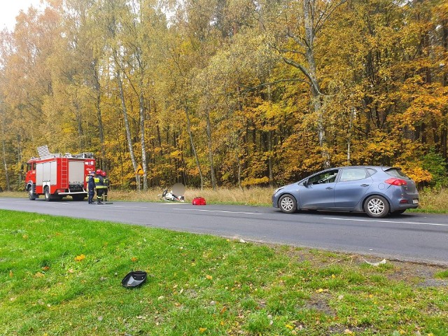 W środę około godz 11 na drodze wojewódzkiej nr 163 w miejscowości Przegonia doszło do potrącenia motorowerzysty. Jak udało nam się ustalić na miejscu zdarzenia autem osobowym marki Audi podróżował 23 letni mężczyzna, jednośladem natomiast 69 latek i to on był sprawcą tego zdarzenia. Starszy mężczyzna kierujący motorowerem podczas jazdy na wprost nagle postanowił zawrócić, lecz nie upewnił się czy może wykonać taki manewr. Doszło do lekkiego zderzenia. Tylko dzięki błyskawicznej reakcji młodego kierowcy audi nie doszło do tragedii. Obaj kierujący byli trzeźwi. Zobacz także: Śmiertelny wypadek na DK11