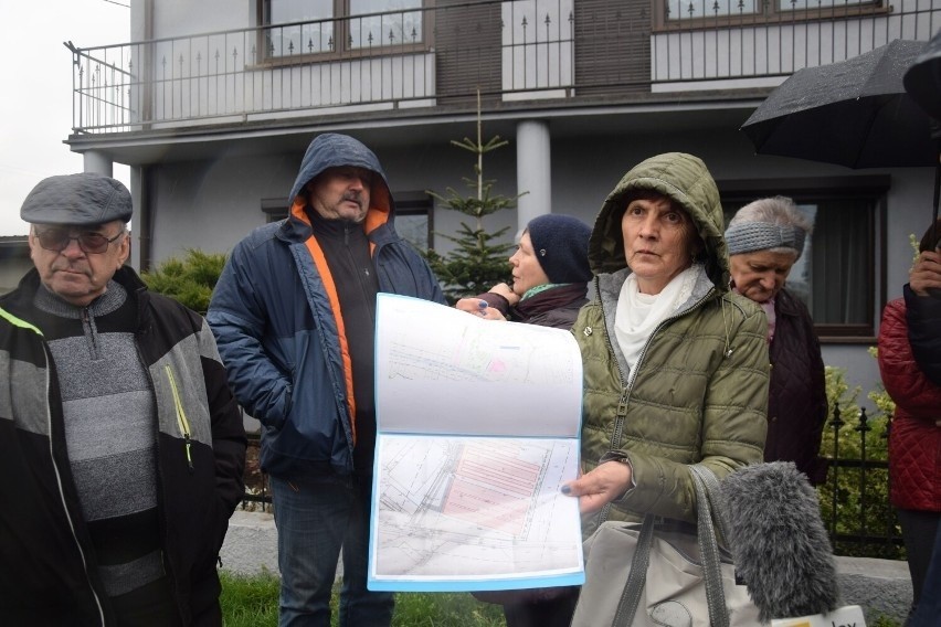 Mieszkańcy Mszczyczyna pozostawieni sami sobie? Lokalna społeczność nie składa broni i nadal protestuje przeciwko rozbudowie fermy bydła