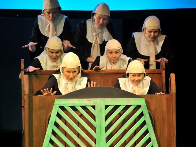 "Siostrunie" w reżyserii Jana Szurmieja miały premierę w rzeszowskim teatrze w piątek 28 marca 2014 r.
