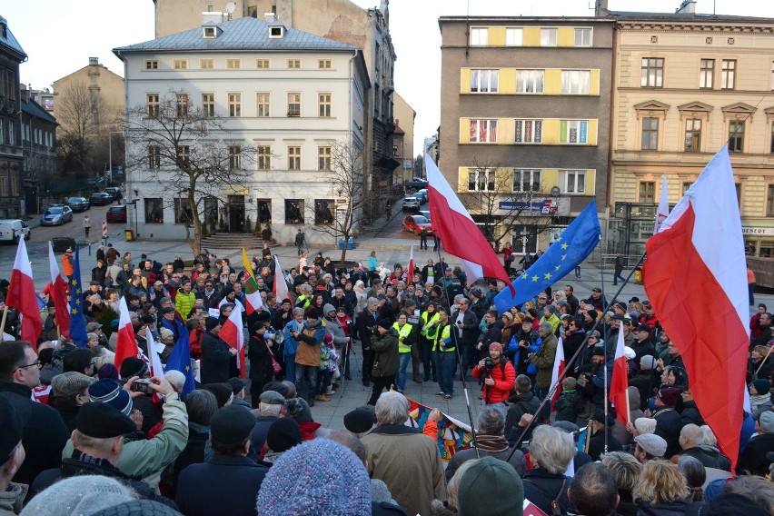 Manifestacja Komitetu Obrony Demokracji w Bielsku-Białej [ZDJĘCIA, WIDEO]