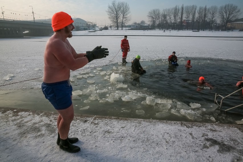 Kraków. Kąpiel w Wiśle w gigantycznym mrozie [ZDJĘCIA, WIDEO]