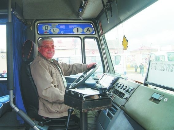 Bus, którego kierowcą jest Roman Pieńkowski, może jednocześnie zabrać 22 pasażerów