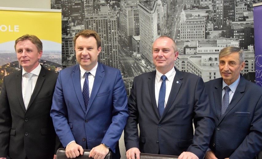 Nowy zarząd Aglomeracji Opolskiej, od lewej: Leonard...