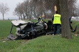 Tragiczny wypadek w miejscowości Bysławek. Samochód uderzył w drzewo, zginął kierowca 