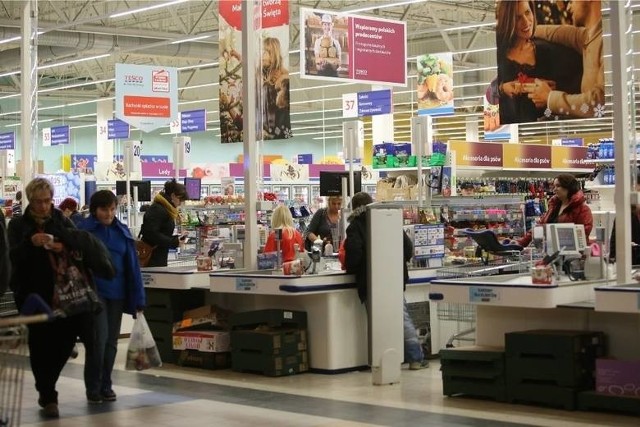 Sieć hipermarketów Tesco likwiduje kolejne sklepy. Będą zwolnienia grupowe.