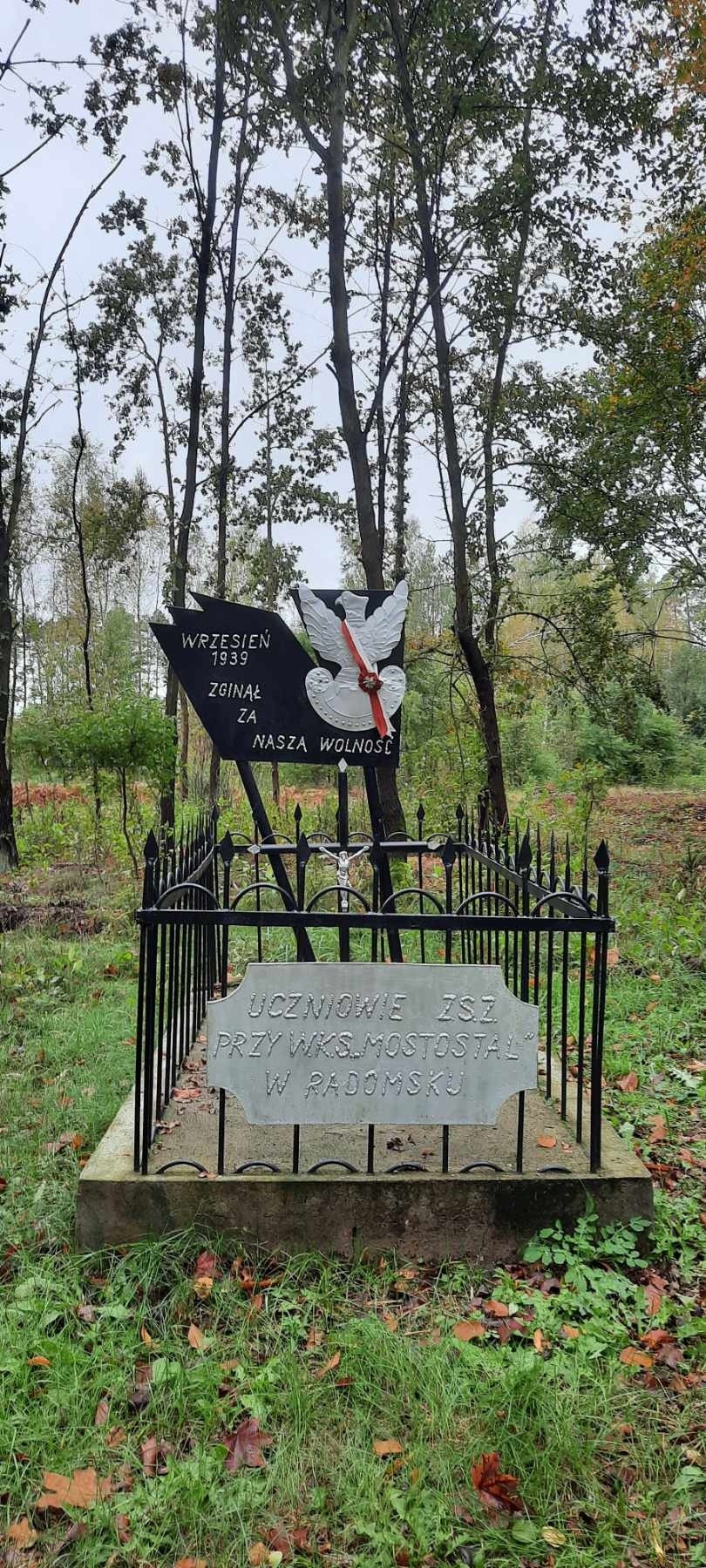 Nadleśnictwo Bełchatów | Grób żołnierza, który zginął w pierwszych dniach II wojny światowej, w okolicach miejscowości Pytowice.