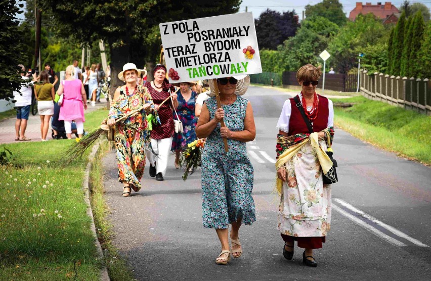 Barwny korowód przeszedł ulicami wsi