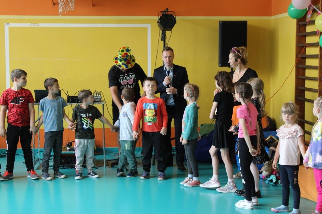 W Żarczycach Dużych były tańce i śpiewnie, dodatkowo ku ucieszy dzieciaków do wspólnej zabawy z okazji Dnia Dziecka dołączył burmistrz miasta i gminy Małogoszcz, Paweł Król. Zobacz dalej>>>