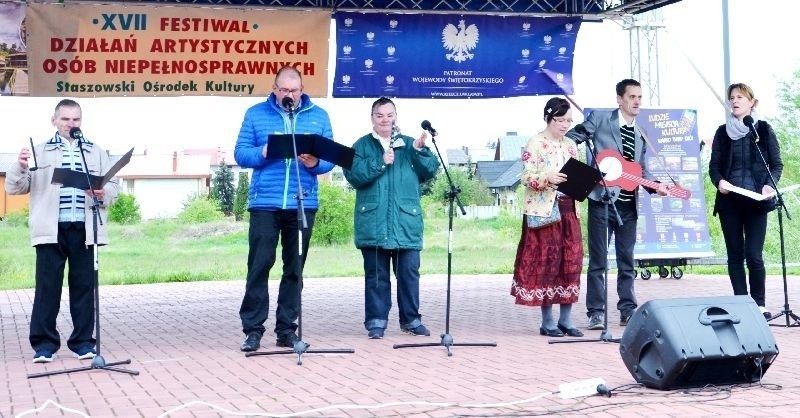 XVII Festiwal Działań Artystycznych Osób Niepełnosprawnych w Staszowie. To był wyjątkowy pokaz umiejętności artystycznych [ZDJĘCIA]