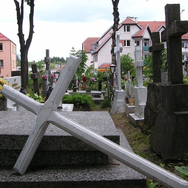 Na cmentarzu przy ulicy Gdańskiej w Bytowie kradną i dewastują.