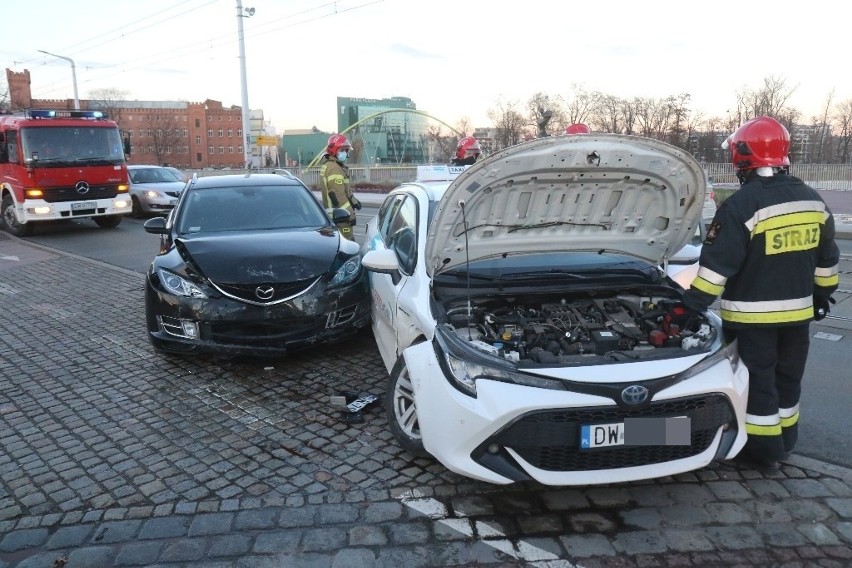 Wypadek na moście Uniwersyteckim i utrudnienia w ruchu [ZDJĘCIA]