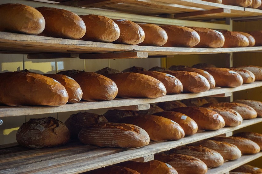 Chleb żytni jest wyprodukowany z mąki żytniej na zakwasie z...