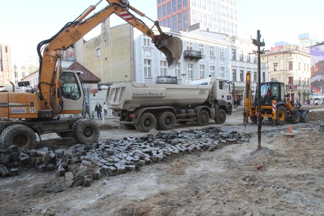 10 lat temu podczas remontu ulicy Piotrkowskiej odkryto zabytkową bazaltową kostkę z okresu międzywojennego. Co się z nią stało i czy trafi na plac Wolności? Więcej na kolejnych zdjęciach