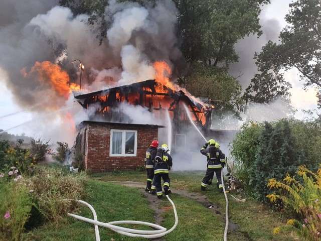 Około godz. 18:20 - pożar domu jednorodzinnego przy ulicy Korytybskiej. Od uderzenia pioruna zapaliło się i spłonęło poddasze domu jednorodzinnego.